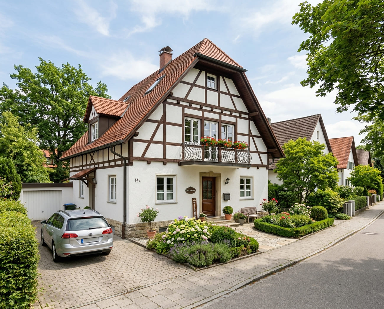 Beleuchtetes Haus am Abend mit Garten